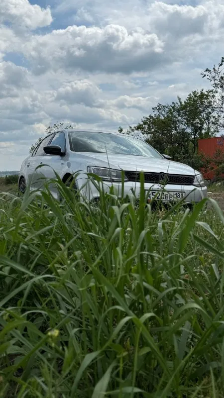 Продам свой автомобиль! 2013 года выпуска. двигатель 1.4 tsi, ркпп dsg 7 dq200. пробег оригинал(333 тыс км. ) не скручен. сцепление меняли, мехатроник перебирали. машина в хорошем и ухоженном состоянии! обслужена от и до. ходовая новая, недавно заменил передние стойки и рычаги. установлены новые фары с линзой под диодную лампу h7 (как по заводу). ухоженный и не затертый салон. руль перетянут, контурная подсветка дверных карт. установлен круиз контроль и подсветка пространства ног в салоне и так же подсветка в боковых зеркалах. мультимедиа оригинал с bluetooth. зашумленны передние арки, двери, пол. очень приятная и ухоженная машина. цена 950 тыс руб. торг хороший присутствует. связь по телефону +79856653493 📞 звоните: +7(985)6653493 - фотография - 7