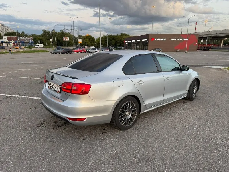 Продам свой автомобиль! 2013 года выпуска. двигатель 1.4 tsi, ркпп dsg 7 dq200. пробег оригинал(333 тыс км. ) не скручен. сцепление меняли, мехатроник перебирали. машина в хорошем и ухоженном состоянии! обслужена от и до. ходовая новая, недавно заменил передние стойки и рычаги. установлены новые фары с линзой под диодную лампу h7 (как по заводу). ухоженный и не затертый салон. руль перетянут, контурная подсветка дверных карт. установлен круиз контроль и подсветка пространства ног в салоне и так же подсветка в боковых зеркалах. мультимедиа оригинал с bluetooth. зашумленны передние арки, двери, пол. очень приятная и ухоженная машина. цена 950 тыс руб. торг хороший присутствует. связь по телефону +79856653493 📞 звоните: +7(985)6653493 - фотография - 8