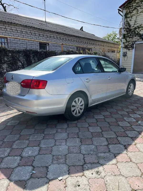 Продажа от собственника volkswagen jetta / фольксваген джетта 2014г. коробка передач - ат (классический автомат не dsg) объем двигателя - 2.0. надежный атмосферный двигатель. владельцев на территории рф - 1 пробег - 123тыс. миль состояние отличное - ошибок нет, двигатель и коробка работают, как часы - без нареканий. бережное обращение с машиной, ежегодное обслуживание и замена расходников. по кузову все чисто. салон в хорошем состоянии - не протертый, не прокуренный. расход по городу 10л. производитель - сша. полностью растаможена, птс на руках. дополнительно: - новая летняя резина, только поставили. зимнюю тоже отдаю комплектом с машиной. в хорошем состоянии, еще 2-3 сезона покатается. - новый аккумулятор, куплен зимой. - vin предоставляю по запросу, любые проверки. машина полностью готова к эксплуатации. осмотр по договоренности, г. донецк. цена 1 150 000р. с реальным покупателем торг у капота. +79493637299 александр +79494249517 - фотография - 1