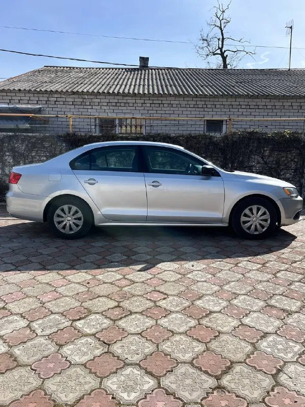 Продажа от собственника volkswagen jetta / фольксваген джетта 2014г. коробка передач - ат (классический автомат не dsg) объем двигателя - 2.0. надежный атмосферный двигатель. владельцев на территории рф - 1 пробег - 123тыс. миль состояние отличное - ошибок нет, двигатель и коробка работают, как часы - без нареканий. бережное обращение с машиной, ежегодное обслуживание и замена расходников. по кузову все чисто. салон в хорошем состоянии - не протертый, не прокуренный. расход по городу 10л. производитель - сша. полностью растаможена, птс на руках. дополнительно: - новая летняя резина, только поставили. зимнюю тоже отдаю комплектом с машиной. в хорошем состоянии, еще 2-3 сезона покатается. - новый аккумулятор, куплен зимой. - vin предоставляю по запросу, любые проверки. машина полностью готова к эксплуатации. осмотр по договоренности, г. донецк. цена 1 150 000р. с реальным покупателем торг у капота. +79493637299 александр +79494249517 - фотография - 2