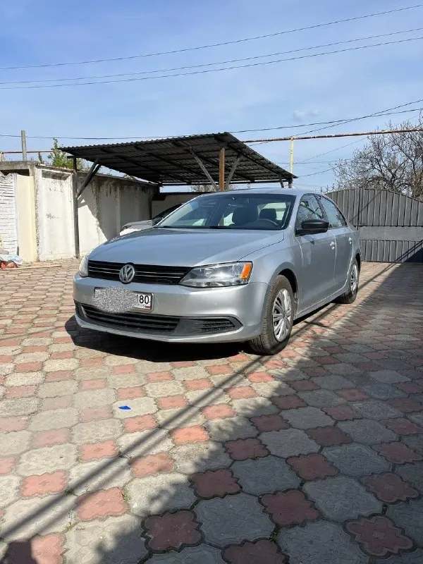 Продажа от собственника volkswagen jetta / фольксваген джетта 2014г. коробка передач - ат (классический автомат не dsg) объем двигателя - 2.0. надежный атмосферный двигатель. владельцев на территории рф - 1 пробег - 123тыс. миль состояние отличное - ошибок нет, двигатель и коробка работают, как часы - без нареканий. бережное обращение с машиной, ежегодное обслуживание и замена расходников. по кузову все чисто. салон в хорошем состоянии - не протертый, не прокуренный. расход по городу 10л. производитель - сша. полностью растаможена, птс на руках. дополнительно: - новая летняя резина, только поставили. зимнюю тоже отдаю комплектом с машиной. в хорошем состоянии, еще 2-3 сезона покатается. - новый аккумулятор, куплен зимой. - vin предоставляю по запросу, любые проверки. машина полностью готова к эксплуатации. осмотр по договоренности, г. донецк. цена 1 150 000р. с реальным покупателем торг у капота. +79493637299 александр +79494249517 - фотография - 3