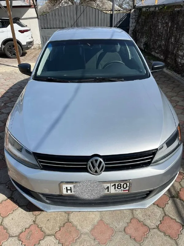 Продажа от собственника volkswagen jetta / фольксваген джетта 2014г. коробка передач - ат (классический автомат не dsg) объем двигателя - 2.0. надежный атмосферный двигатель. владельцев на территории рф - 1 пробег - 123тыс. миль состояние отличное - ошибок нет, двигатель и коробка работают, как часы - без нареканий. бережное обращение с машиной, ежегодное обслуживание и замена расходников. по кузову все чисто. салон в хорошем состоянии - не протертый, не прокуренный. расход по городу 10л. производитель - сша. полностью растаможена, птс на руках. дополнительно: - новая летняя резина, только поставили. зимнюю тоже отдаю комплектом с машиной. в хорошем состоянии, еще 2-3 сезона покатается. - новый аккумулятор, куплен зимой. - vin предоставляю по запросу, любые проверки. машина полностью готова к эксплуатации. осмотр по договоренности, г. донецк. цена 1 150 000р. с реальным покупателем торг у капота. +79493637299 александр +79494249517 - фотография - 4