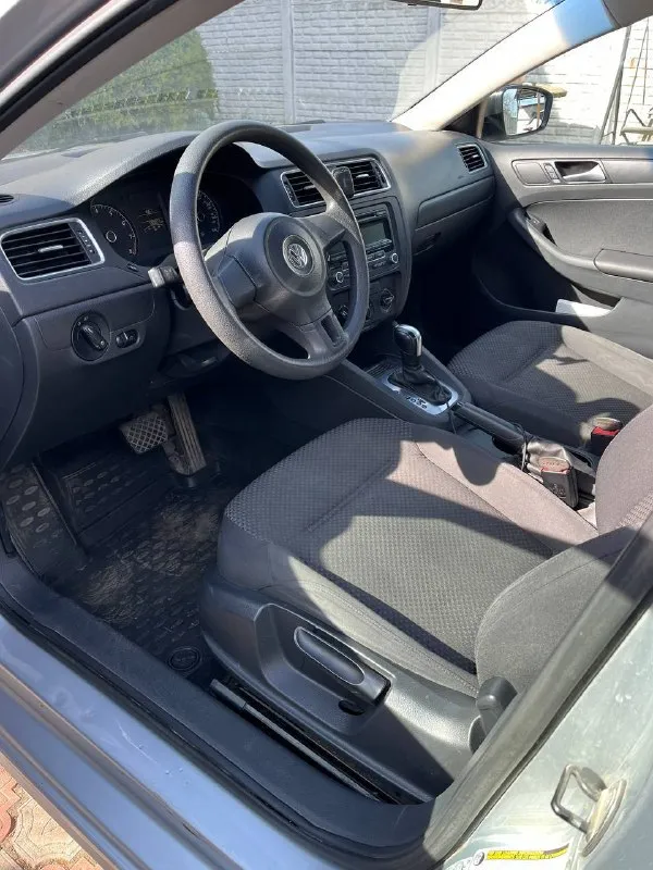Продажа от собственника volkswagen jetta / фольксваген джетта 2014г. коробка передач - ат (классический автомат не dsg) объем двигателя - 2.0. надежный атмосферный двигатель. владельцев на территории рф - 1 пробег - 123тыс. миль состояние отличное - ошибок нет, двигатель и коробка работают, как часы - без нареканий. бережное обращение с машиной, ежегодное обслуживание и замена расходников. по кузову все чисто. салон в хорошем состоянии - не протертый, не прокуренный. расход по городу 10л. производитель - сша. полностью растаможена, птс на руках. дополнительно: - новая летняя резина, только поставили. зимнюю тоже отдаю комплектом с машиной. в хорошем состоянии, еще 2-3 сезона покатается. - новый аккумулятор, куплен зимой. - vin предоставляю по запросу, любые проверки. машина полностью готова к эксплуатации. осмотр по договоренности, г. донецк. цена 1 150 000р. с реальным покупателем торг у капота. +79493637299 александр +79494249517 - фотография - 6