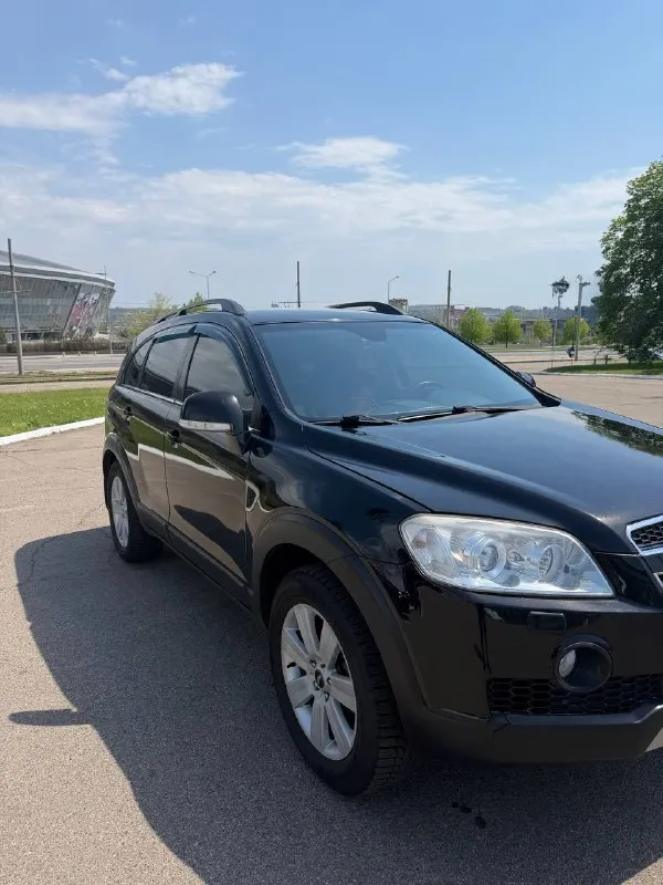 Собственник. Учет рф 180.
Автомобиль приобретен у 1 владельца в 2024 году.
Chevrolet captiva
2007 Год выпуска
Пробег 237 тыс. Км
Двигатель 3.2 v6 (230 л. С. )
Акпп aisin
Полный привод
Мотор и коробка в отличном состоянии для своего возраста.
Замена масла в двигателе каждые 7 тыс. Км.
Замена масла в акпп на пробеге 234 тыс. Км.
Произведена замена передней и задней части ходовой(посторонних шумов в автомобиле нет).
По кузову ржавчины нет.
Комплектация:
Климат контроль
Круиз контроль
Мультируль
Датчик дождя
Датчик света
Передние сиденья с подогревом
Кожаный салон
Задний парктроник
Установлено новое головное устройство с поддержкой carplay и android auto, яндекс музыки, навигатора и т. Д.
Новая акустика
Камера переднего и заднего вида
Видеорегистратор
Нюансы лкп соответствуют пробегу автомобиля, в связи с чем реальному покупателю возможен аргументированный торг у капота.
Продажа с переоформлением в мрэо.
Г. Донецк
Цена 970000 руб.
Тел. +79495084660 - фотография - 1