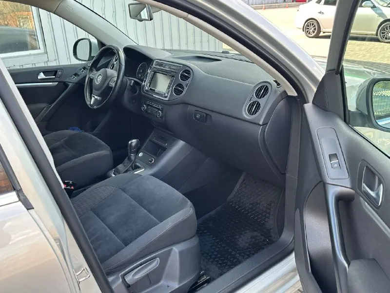 Volkswagen tiguan рестайлинг 2.0 tsi год выпуска 2013 пробег 216000 тысяч полный привод двигатель в идеальном состоянии не троит, не дымит, весь обслуженный, кузов в идеальном состоянии без дтп, ржавчин, вмятин, царапин, коробка обычный автомат (aisin) весь обслуженный автомобиль не каких вложений не требует все расходники поменяны по комплектации старт стоп без ключевой доступ климат контроль бортовой компьютер круиз контроль эл стекло подъемники камера заднего вида омыватель фар партроники мульте руль и многое другое цена 1 375 000 остальные вопросы по телефону +79493943583 - фотография - 10
