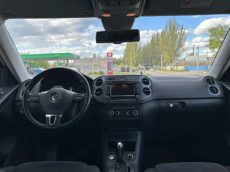 Volkswagen tiguan рестайлинг 2.0 tsi год выпуска 2013 пробег 216000 тысяч полный привод двигатель в идеальном состоянии не троит, не дымит, весь обслуженный, кузов в идеальном состоянии без дтп, ржавчин, вмятин, царапин, коробка обычный автомат (aisin) весь обслуженный автомобиль не каких вложений не требует все расходники поменяны по комплектации старт стоп без ключевой доступ климат контроль бортовой компьютер круиз контроль эл стекло подъемники камера заднего вида омыватель фар партроники мульте руль и многое другое цена 1 375 000 остальные вопросы по телефону +79493943583 - фотография - 7