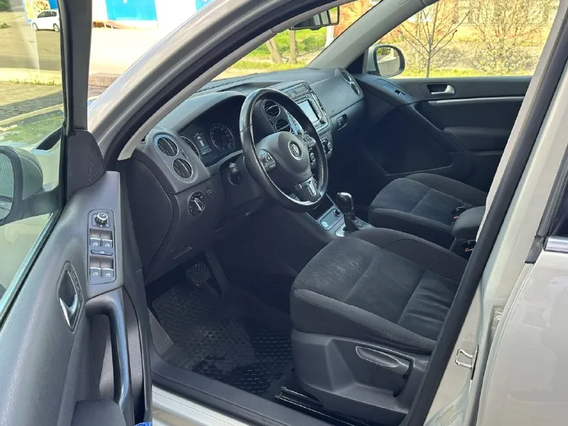 Volkswagen tiguan рестайлинг 2.0 tsi год выпуска 2013 пробег 216000 тысяч полный привод двигатель в идеальном состоянии не троит, не дымит, весь обслуженный, кузов в идеальном состоянии без дтп, ржавчин, вмятин, царапин, коробка обычный автомат (aisin) весь обслуженный автомобиль не каких вложений не требует все расходники поменяны по комплектации старт стоп без ключевой доступ климат контроль бортовой компьютер круиз контроль эл стекло подъемники камера заднего вида омыватель фар партроники мульте руль и многое другое цена 1 375 000 остальные вопросы по телефону +79493943583 - фотография - 9
