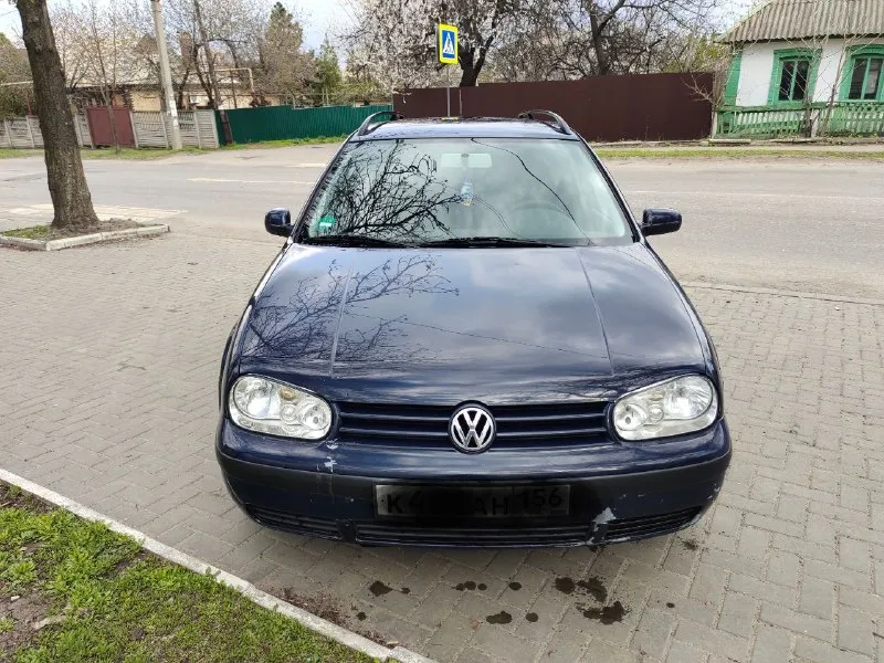 Продаю volkswagen golf4 универсал, 2000 года выпуска, механика. цена 400000 руб. производство германия, на учет рф ставили в 2024 году. второй хозяин. все документы в порядке. движок контрактный, ставил в декабре 2025 г. 150 тыс. пробега (документы на него в наличии) 1.6 л, 16-клапанный, 105 л. с. работает тихо, ничего не стучит, не гремит, не троит, масло не жрет. подвеска перебрана, мягкая, сбитая. лкп - возрастные косяки, на фото видно. музыка заменена вся. два комплекта резины (летняя yokohama - 1 сезон и зимняя липучка continental - 2 сезона пробега). на трассе чувствует себя уверенно, послушная, маневренная. в дтп не была. находится в донецке. звоните, пишите, по машине ничего не скрываю, все расскажу. телефон: +7(949)6278125 📲 tg: @zzzmeuzzz 📞 звоните: +7(949)6278125 - фотография - 1