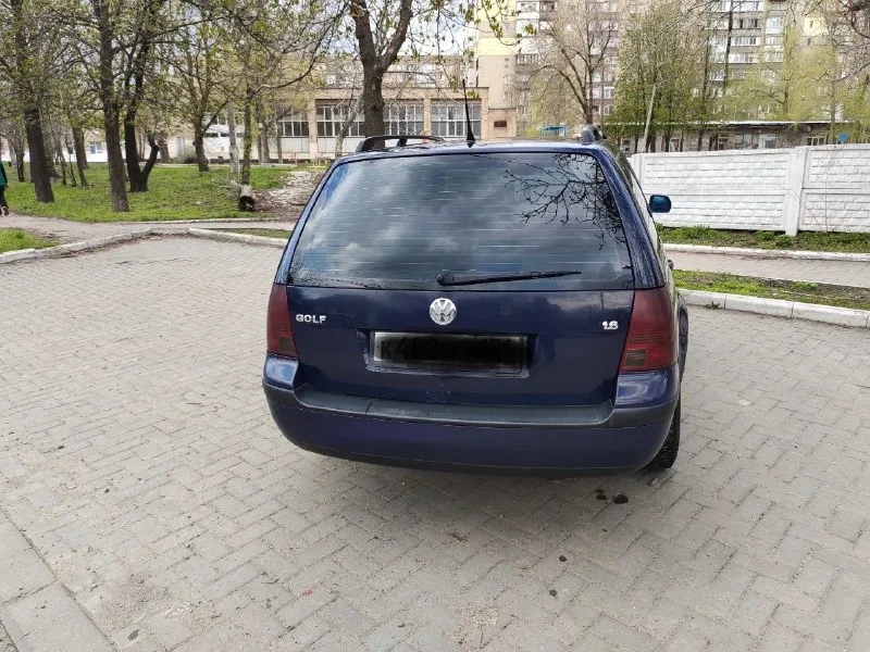 Продаю volkswagen golf4 универсал, 2000 года выпуска, механика. цена 400000 руб. производство германия, на учет рф ставили в 2024 году. второй хозяин. все документы в порядке. движок контрактный, ставил в декабре 2025 г. 150 тыс. пробега (документы на него в наличии) 1.6 л, 16-клапанный, 105 л. с. работает тихо, ничего не стучит, не гремит, не троит, масло не жрет. подвеска перебрана, мягкая, сбитая. лкп - возрастные косяки, на фото видно. музыка заменена вся. два комплекта резины (летняя yokohama - 1 сезон и зимняя липучка continental - 2 сезона пробега). на трассе чувствует себя уверенно, послушная, маневренная. в дтп не была. находится в донецке. звоните, пишите, по машине ничего не скрываю, все расскажу. телефон: +7(949)6278125 📲 tg: @zzzmeuzzz 📞 звоните: +7(949)6278125 - фотография - 2