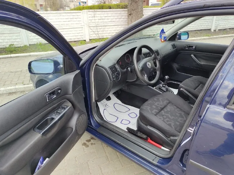 Продаю volkswagen golf4 универсал, 2000 года выпуска, механика. цена 400000 руб. производство германия, на учет рф ставили в 2024 году. второй хозяин. все документы в порядке. движок контрактный, ставил в декабре 2025 г. 150 тыс. пробега (документы на него в наличии) 1.6 л, 16-клапанный, 105 л. с. работает тихо, ничего не стучит, не гремит, не троит, масло не жрет. подвеска перебрана, мягкая, сбитая. лкп - возрастные косяки, на фото видно. музыка заменена вся. два комплекта резины (летняя yokohama - 1 сезон и зимняя липучка continental - 2 сезона пробега). на трассе чувствует себя уверенно, послушная, маневренная. в дтп не была. находится в донецке. звоните, пишите, по машине ничего не скрываю, все расскажу. телефон: +7(949)6278125 📲 tg: @zzzmeuzzz 📞 звоните: +7(949)6278125 - фотография - 4