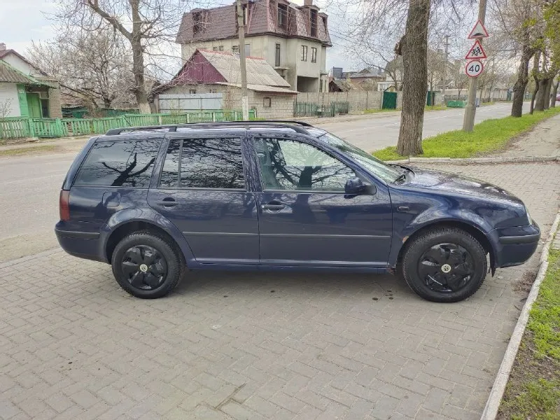 Продаю volkswagen golf4 универсал, 2000 года выпуска, механика. цена 400000 руб. производство германия, на учет рф ставили в 2024 году. второй хозяин. все документы в порядке. движок контрактный, ставил в декабре 2025 г. 150 тыс. пробега (документы на него в наличии) 1.6 л, 16-клапанный, 105 л. с. работает тихо, ничего не стучит, не гремит, не троит, масло не жрет. подвеска перебрана, мягкая, сбитая. лкп - возрастные косяки, на фото видно. музыка заменена вся. два комплекта резины (летняя yokohama - 1 сезон и зимняя липучка continental - 2 сезона пробега). на трассе чувствует себя уверенно, послушная, маневренная. в дтп не была. находится в донецке. звоните, пишите, по машине ничего не скрываю, все расскажу. телефон: +7(949)6278125 📲 tg: @zzzmeuzzz 📞 звоните: +7(949)6278125 - фотография - 5