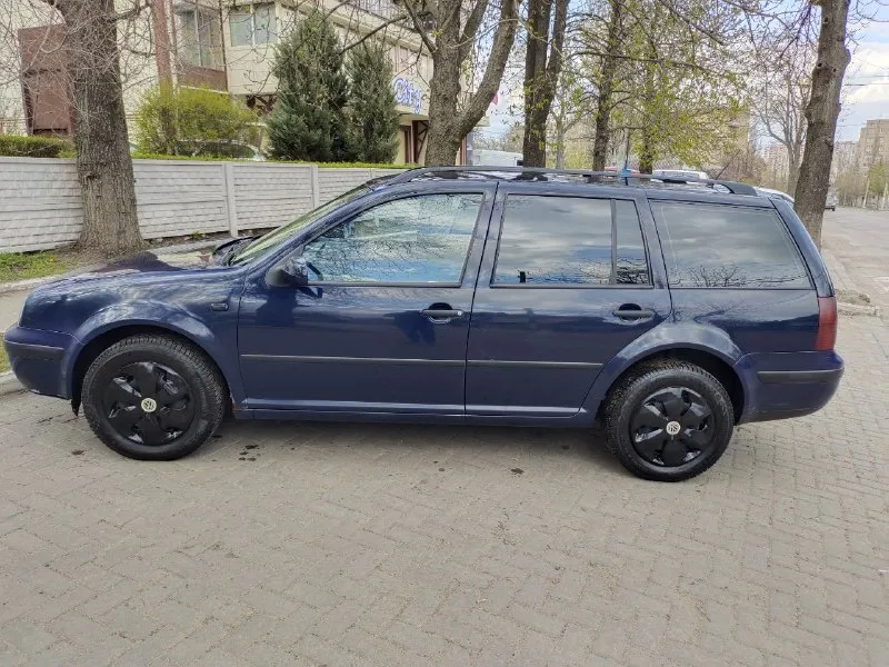 Продаю volkswagen golf4 универсал, 2000 года выпуска, механика. цена 400000 руб. производство германия, на учет рф ставили в 2024 году. второй хозяин. все документы в порядке. движок контрактный, ставил в декабре 2025 г. 150 тыс. пробега (документы на него в наличии) 1.6 л, 16-клапанный, 105 л. с. работает тихо, ничего не стучит, не гремит, не троит, масло не жрет. подвеска перебрана, мягкая, сбитая. лкп - возрастные косяки, на фото видно. музыка заменена вся. два комплекта резины (летняя yokohama - 1 сезон и зимняя липучка continental - 2 сезона пробега). на трассе чувствует себя уверенно, послушная, маневренная. в дтп не была. находится в донецке. звоните, пишите, по машине ничего не скрываю, все расскажу. телефон: +7(949)6278125 📲 tg: @zzzmeuzzz 📞 звоните: +7(949)6278125 - фотография - 6