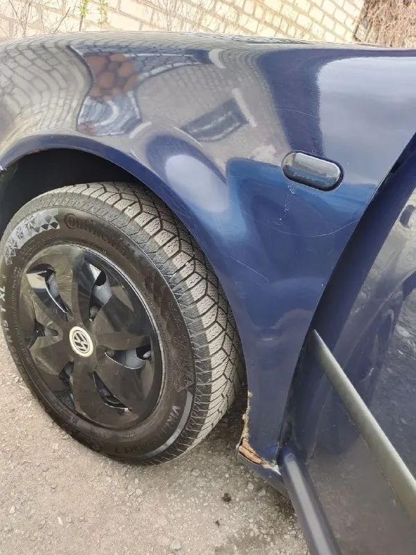 Продаю volkswagen golf4 универсал, 2000 года выпуска, механика. цена 400000 руб. производство германия, на учет рф ставили в 2024 году. второй хозяин. все документы в порядке. движок контрактный, ставил в декабре 2025 г. 150 тыс. пробега (документы на него в наличии) 1.6 л, 16-клапанный, 105 л. с. работает тихо, ничего не стучит, не гремит, не троит, масло не жрет. подвеска перебрана, мягкая, сбитая. лкп - возрастные косяки, на фото видно. музыка заменена вся. два комплекта резины (летняя yokohama - 1 сезон и зимняя липучка continental - 2 сезона пробега). на трассе чувствует себя уверенно, послушная, маневренная. в дтп не была. находится в донецке. звоните, пишите, по машине ничего не скрываю, все расскажу. телефон: +7(949)6278125 📲 tg: @zzzmeuzzz 📞 звоните: +7(949)6278125 - фотография - 7