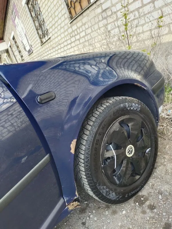 Продаю volkswagen golf4 универсал, 2000 года выпуска, механика. цена 400000 руб. производство германия, на учет рф ставили в 2024 году. второй хозяин. все документы в порядке. движок контрактный, ставил в декабре 2025 г. 150 тыс. пробега (документы на него в наличии) 1.6 л, 16-клапанный, 105 л. с. работает тихо, ничего не стучит, не гремит, не троит, масло не жрет. подвеска перебрана, мягкая, сбитая. лкп - возрастные косяки, на фото видно. музыка заменена вся. два комплекта резины (летняя yokohama - 1 сезон и зимняя липучка continental - 2 сезона пробега). на трассе чувствует себя уверенно, послушная, маневренная. в дтп не была. находится в донецке. звоните, пишите, по машине ничего не скрываю, все расскажу. телефон: +7(949)6278125 📲 tg: @zzzmeuzzz 📞 звоните: +7(949)6278125 - фотография - 8