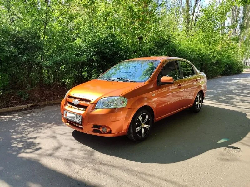 Продам chevrolet aveo 2009 года очень красивом цвете. В идеальном состоянии с пробегом 198.000 тысяч родного. Мотор 1.6 без теплообменника самый надёжный и неприхотливый. Автомобиль оцинкованный, не имеет ни рыжика ни коррозии автомобиль очень достойном состоянии автомобиль никогда не участвовал в дтп вес заводской герметик все родные стёкла. Авто обслужено вся новая ходовая часть шаровые наконечники сайлентблоки втулки стабилизатора колодки, трос ручника был заменён грм ролики помпа, буквально недавно поставил новую летнюю резину сделал развал. Автомобиль едет просто идеально. С очень хорошей комплектацией кондиционер электро зеркала гидроусилитель руля абс стеклоподъёмник сигнализация центральный замок два ключа сервисные книжки, магнитола с usb с блютуз эко коврики хорошие чехлы, титановые диски класс заводским салоном светло-коричневым из дерева уставки. По документам полный порядок. Я собственник осмотр город донецк. Цена 535.000 тысяч российских рублей. Телефон +7 949 491 32 12 - фотография - 1