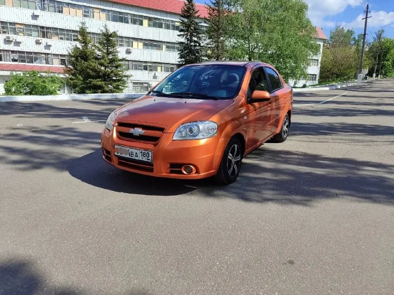 Продам chevrolet aveo 2009 года очень красивом цвете. В идеальном состоянии с пробегом 198.000 тысяч родного. Мотор 1.6 без теплообменника самый надёжный и неприхотливый. Автомобиль оцинкованный, не имеет ни рыжика ни коррозии автомобиль очень достойном состоянии автомобиль никогда не участвовал в дтп вес заводской герметик все родные стёкла. Авто обслужено вся новая ходовая часть шаровые наконечники сайлентблоки втулки стабилизатора колодки, трос ручника был заменён грм ролики помпа, буквально недавно поставил новую летнюю резину сделал развал. Автомобиль едет просто идеально. С очень хорошей комплектацией кондиционер электро зеркала гидроусилитель руля абс стеклоподъёмник сигнализация центральный замок два ключа сервисные книжки, магнитола с usb с блютуз эко коврики хорошие чехлы, титановые диски класс заводским салоном светло-коричневым из дерева уставки. По документам полный порядок. Я собственник осмотр город донецк. Цена 535.000 тысяч российских рублей. Телефон +7 949 491 32 12 - фотография - 2