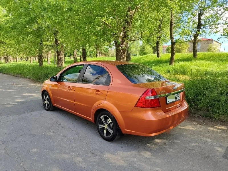 Продам chevrolet aveo 2009 года очень красивом цвете. В идеальном состоянии с пробегом 198.000 тысяч родного. Мотор 1.6 без теплообменника самый надёжный и неприхотливый. Автомобиль оцинкованный, не имеет ни рыжика ни коррозии автомобиль очень достойном состоянии автомобиль никогда не участвовал в дтп вес заводской герметик все родные стёкла. Авто обслужено вся новая ходовая часть шаровые наконечники сайлентблоки втулки стабилизатора колодки, трос ручника был заменён грм ролики помпа, буквально недавно поставил новую летнюю резину сделал развал. Автомобиль едет просто идеально. С очень хорошей комплектацией кондиционер электро зеркала гидроусилитель руля абс стеклоподъёмник сигнализация центральный замок два ключа сервисные книжки, магнитола с usb с блютуз эко коврики хорошие чехлы, титановые диски класс заводским салоном светло-коричневым из дерева уставки. По документам полный порядок. Я собственник осмотр город донецк. Цена 535.000 тысяч российских рублей. Телефон +7 949 491 32 12 - фотография - 3