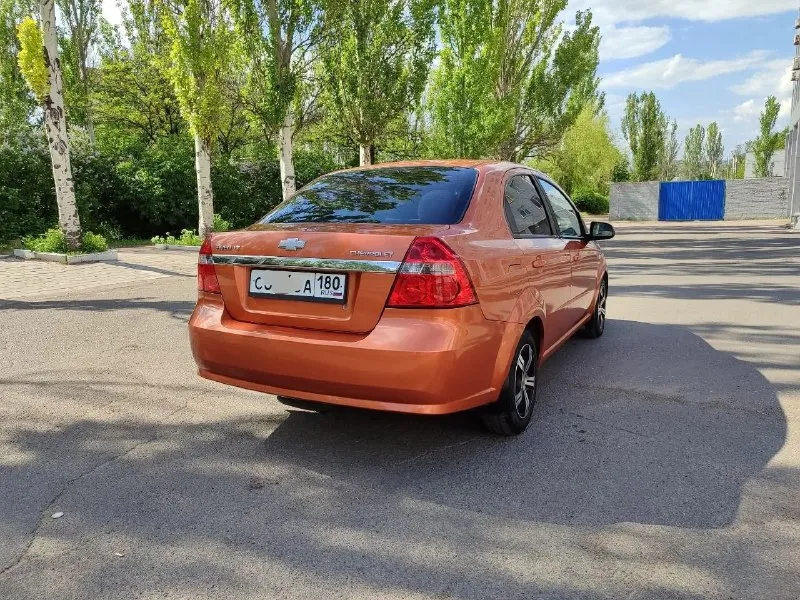 Продам chevrolet aveo 2009 года очень красивом цвете. В идеальном состоянии с пробегом 198.000 тысяч родного. Мотор 1.6 без теплообменника самый надёжный и неприхотливый. Автомобиль оцинкованный, не имеет ни рыжика ни коррозии автомобиль очень достойном состоянии автомобиль никогда не участвовал в дтп вес заводской герметик все родные стёкла. Авто обслужено вся новая ходовая часть шаровые наконечники сайлентблоки втулки стабилизатора колодки, трос ручника был заменён грм ролики помпа, буквально недавно поставил новую летнюю резину сделал развал. Автомобиль едет просто идеально. С очень хорошей комплектацией кондиционер электро зеркала гидроусилитель руля абс стеклоподъёмник сигнализация центральный замок два ключа сервисные книжки, магнитола с usb с блютуз эко коврики хорошие чехлы, титановые диски класс заводским салоном светло-коричневым из дерева уставки. По документам полный порядок. Я собственник осмотр город донецк. Цена 535.000 тысяч российских рублей. Телефон +7 949 491 32 12 - фотография - 4