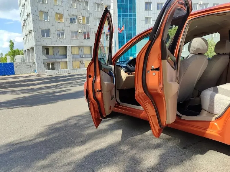 Продам chevrolet aveo 2009 года очень красивом цвете. В идеальном состоянии с пробегом 198.000 тысяч родного. Мотор 1.6 без теплообменника самый надёжный и неприхотливый. Автомобиль оцинкованный, не имеет ни рыжика ни коррозии автомобиль очень достойном состоянии автомобиль никогда не участвовал в дтп вес заводской герметик все родные стёкла. Авто обслужено вся новая ходовая часть шаровые наконечники сайлентблоки втулки стабилизатора колодки, трос ручника был заменён грм ролики помпа, буквально недавно поставил новую летнюю резину сделал развал. Автомобиль едет просто идеально. С очень хорошей комплектацией кондиционер электро зеркала гидроусилитель руля абс стеклоподъёмник сигнализация центральный замок два ключа сервисные книжки, магнитола с usb с блютуз эко коврики хорошие чехлы, титановые диски класс заводским салоном светло-коричневым из дерева уставки. По документам полный порядок. Я собственник осмотр город донецк. Цена 535.000 тысяч российских рублей. Телефон +7 949 491 32 12 - фотография - 5