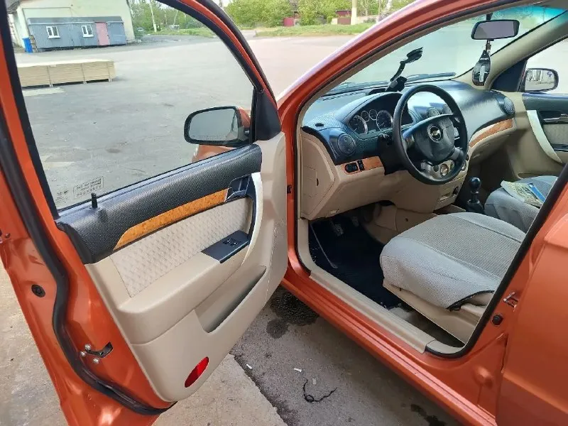 Продам chevrolet aveo 2009 года очень красивом цвете. В идеальном состоянии с пробегом 198.000 тысяч родного. Мотор 1.6 без теплообменника самый надёжный и неприхотливый. Автомобиль оцинкованный, не имеет ни рыжика ни коррозии автомобиль очень достойном состоянии автомобиль никогда не участвовал в дтп вес заводской герметик все родные стёкла. Авто обслужено вся новая ходовая часть шаровые наконечники сайлентблоки втулки стабилизатора колодки, трос ручника был заменён грм ролики помпа, буквально недавно поставил новую летнюю резину сделал развал. Автомобиль едет просто идеально. С очень хорошей комплектацией кондиционер электро зеркала гидроусилитель руля абс стеклоподъёмник сигнализация центральный замок два ключа сервисные книжки, магнитола с usb с блютуз эко коврики хорошие чехлы, титановые диски класс заводским салоном светло-коричневым из дерева уставки. По документам полный порядок. Я собственник осмотр город донецк. Цена 535.000 тысяч российских рублей. Телефон +7 949 491 32 12 - фотография - 6