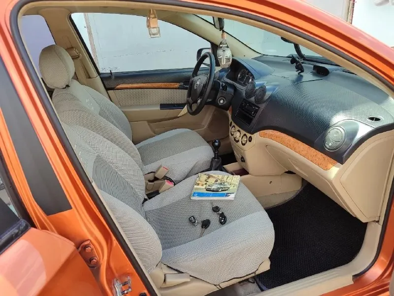 Продам chevrolet aveo 2009 года очень красивом цвете. В идеальном состоянии с пробегом 198.000 тысяч родного. Мотор 1.6 без теплообменника самый надёжный и неприхотливый. Автомобиль оцинкованный, не имеет ни рыжика ни коррозии автомобиль очень достойном состоянии автомобиль никогда не участвовал в дтп вес заводской герметик все родные стёкла. Авто обслужено вся новая ходовая часть шаровые наконечники сайлентблоки втулки стабилизатора колодки, трос ручника был заменён грм ролики помпа, буквально недавно поставил новую летнюю резину сделал развал. Автомобиль едет просто идеально. С очень хорошей комплектацией кондиционер электро зеркала гидроусилитель руля абс стеклоподъёмник сигнализация центральный замок два ключа сервисные книжки, магнитола с usb с блютуз эко коврики хорошие чехлы, титановые диски класс заводским салоном светло-коричневым из дерева уставки. По документам полный порядок. Я собственник осмотр город донецк. Цена 535.000 тысяч российских рублей. Телефон +7 949 491 32 12 - фотография - 7