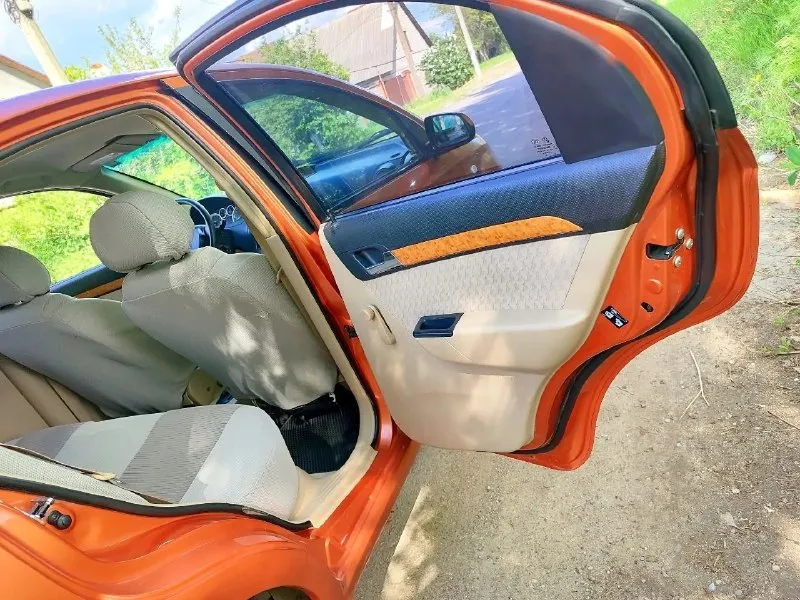 Продам chevrolet aveo 2009 года очень красивом цвете. В идеальном состоянии с пробегом 198.000 тысяч родного. Мотор 1.6 без теплообменника самый надёжный и неприхотливый. Автомобиль оцинкованный, не имеет ни рыжика ни коррозии автомобиль очень достойном состоянии автомобиль никогда не участвовал в дтп вес заводской герметик все родные стёкла. Авто обслужено вся новая ходовая часть шаровые наконечники сайлентблоки втулки стабилизатора колодки, трос ручника был заменён грм ролики помпа, буквально недавно поставил новую летнюю резину сделал развал. Автомобиль едет просто идеально. С очень хорошей комплектацией кондиционер электро зеркала гидроусилитель руля абс стеклоподъёмник сигнализация центральный замок два ключа сервисные книжки, магнитола с usb с блютуз эко коврики хорошие чехлы, титановые диски класс заводским салоном светло-коричневым из дерева уставки. По документам полный порядок. Я собственник осмотр город донецк. Цена 535.000 тысяч российских рублей. Телефон +7 949 491 32 12 - фотография - 8