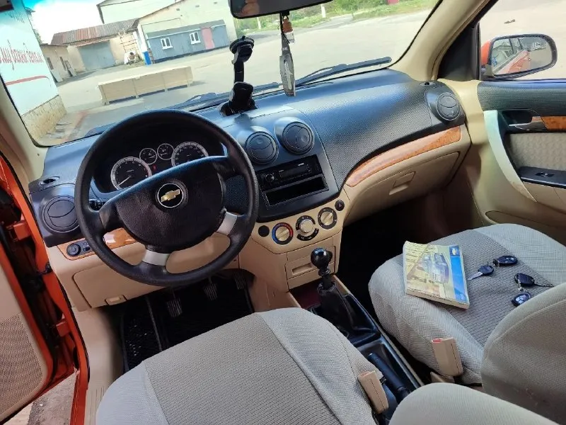 Продам chevrolet aveo 2009 года очень красивом цвете. В идеальном состоянии с пробегом 198.000 тысяч родного. Мотор 1.6 без теплообменника самый надёжный и неприхотливый. Автомобиль оцинкованный, не имеет ни рыжика ни коррозии автомобиль очень достойном состоянии автомобиль никогда не участвовал в дтп вес заводской герметик все родные стёкла. Авто обслужено вся новая ходовая часть шаровые наконечники сайлентблоки втулки стабилизатора колодки, трос ручника был заменён грм ролики помпа, буквально недавно поставил новую летнюю резину сделал развал. Автомобиль едет просто идеально. С очень хорошей комплектацией кондиционер электро зеркала гидроусилитель руля абс стеклоподъёмник сигнализация центральный замок два ключа сервисные книжки, магнитола с usb с блютуз эко коврики хорошие чехлы, титановые диски класс заводским салоном светло-коричневым из дерева уставки. По документам полный порядок. Я собственник осмотр город донецк. Цена 535.000 тысяч российских рублей. Телефон +7 949 491 32 12 - фотография - 9