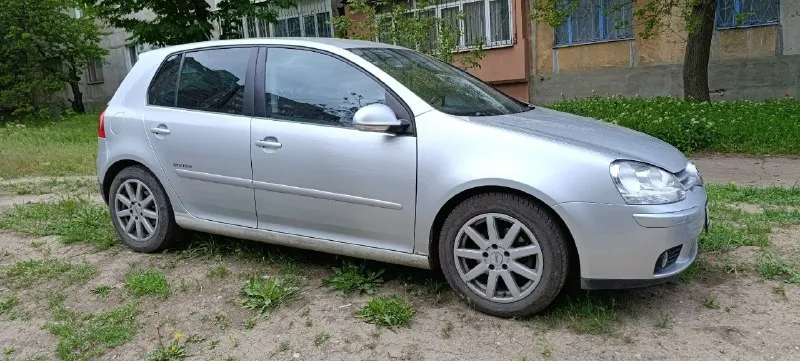 Продам машину volkswagen golf 5, год 2008, объём двигателя 1.9 дизель. мкпп 5 ступеней. машина в хорошем состоянии. пробег 225000, один владелец. птс оригинал. комплектация united. родные сиденья под чехлами, двухзонный климат контроль, подогрев передних сидений, омыватель передних фар, корректор фар, круиз контроль, регулировка и обогрев зеркал, электро усилитель руля, мультируль, регулировка руля во вылету и высоте, 4 эсп с доводчиками, задние парктроники, авs, esp. заменено на новое оригинальное сцепление с двух массовым маховиком, новые пороги. все жидкости заменены. замена масла каждые 7000 км. есть нюанс: маленькая вмятина на левом крыле, в остальном кузов в нормальном состоянии, есть жизненные косячки по лкп в силу своего возраста. авто на полном ходу. осмотр в г. харцызске. цена 580 000 руб. , разумный торг. телефон +79493596895 📞 звоните: +7(949)3596895 - фотография - 1