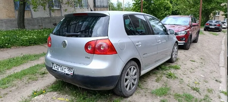 Продам машину volkswagen golf 5, год 2008, объём двигателя 1.9 дизель. мкпп 5 ступеней. машина в хорошем состоянии. пробег 225000, один владелец. птс оригинал. комплектация united. родные сиденья под чехлами, двухзонный климат контроль, подогрев передних сидений, омыватель передних фар, корректор фар, круиз контроль, регулировка и обогрев зеркал, электро усилитель руля, мультируль, регулировка руля во вылету и высоте, 4 эсп с доводчиками, задние парктроники, авs, esp. заменено на новое оригинальное сцепление с двух массовым маховиком, новые пороги. все жидкости заменены. замена масла каждые 7000 км. есть нюанс: маленькая вмятина на левом крыле, в остальном кузов в нормальном состоянии, есть жизненные косячки по лкп в силу своего возраста. авто на полном ходу. осмотр в г. харцызске. цена 580 000 руб. , разумный торг. телефон +79493596895 📞 звоните: +7(949)3596895 - фотография - 2