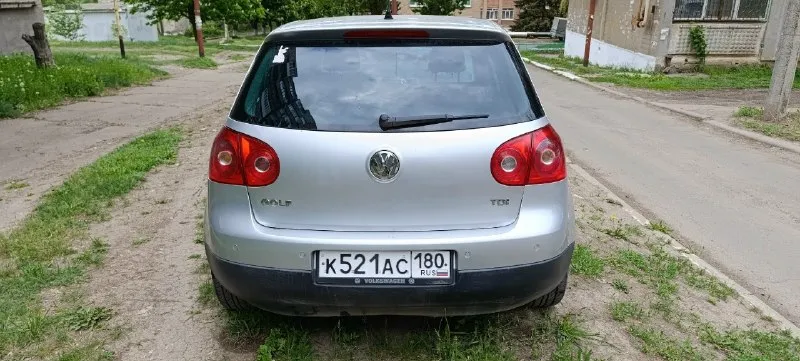 Продам машину volkswagen golf 5, год 2008, объём двигателя 1.9 дизель. мкпп 5 ступеней. машина в хорошем состоянии. пробег 225000, один владелец. птс оригинал. комплектация united. родные сиденья под чехлами, двухзонный климат контроль, подогрев передних сидений, омыватель передних фар, корректор фар, круиз контроль, регулировка и обогрев зеркал, электро усилитель руля, мультируль, регулировка руля во вылету и высоте, 4 эсп с доводчиками, задние парктроники, авs, esp. заменено на новое оригинальное сцепление с двух массовым маховиком, новые пороги. все жидкости заменены. замена масла каждые 7000 км. есть нюанс: маленькая вмятина на левом крыле, в остальном кузов в нормальном состоянии, есть жизненные косячки по лкп в силу своего возраста. авто на полном ходу. осмотр в г. харцызске. цена 580 000 руб. , разумный торг. телефон +79493596895 📞 звоните: +7(949)3596895 - фотография - 3
