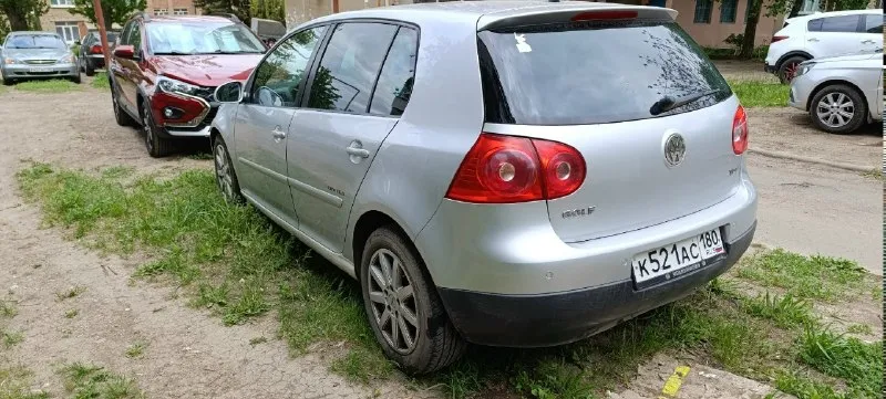 Продам машину volkswagen golf 5, год 2008, объём двигателя 1.9 дизель. мкпп 5 ступеней. машина в хорошем состоянии. пробег 225000, один владелец. птс оригинал. комплектация united. родные сиденья под чехлами, двухзонный климат контроль, подогрев передних сидений, омыватель передних фар, корректор фар, круиз контроль, регулировка и обогрев зеркал, электро усилитель руля, мультируль, регулировка руля во вылету и высоте, 4 эсп с доводчиками, задние парктроники, авs, esp. заменено на новое оригинальное сцепление с двух массовым маховиком, новые пороги. все жидкости заменены. замена масла каждые 7000 км. есть нюанс: маленькая вмятина на левом крыле, в остальном кузов в нормальном состоянии, есть жизненные косячки по лкп в силу своего возраста. авто на полном ходу. осмотр в г. харцызске. цена 580 000 руб. , разумный торг. телефон +79493596895 📞 звоните: +7(949)3596895 - фотография - 4