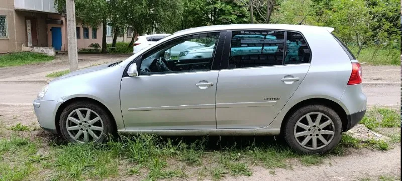 Продам машину volkswagen golf 5, год 2008, объём двигателя 1.9 дизель. мкпп 5 ступеней. машина в хорошем состоянии. пробег 225000, один владелец. птс оригинал. комплектация united. родные сиденья под чехлами, двухзонный климат контроль, подогрев передних сидений, омыватель передних фар, корректор фар, круиз контроль, регулировка и обогрев зеркал, электро усилитель руля, мультируль, регулировка руля во вылету и высоте, 4 эсп с доводчиками, задние парктроники, авs, esp. заменено на новое оригинальное сцепление с двух массовым маховиком, новые пороги. все жидкости заменены. замена масла каждые 7000 км. есть нюанс: маленькая вмятина на левом крыле, в остальном кузов в нормальном состоянии, есть жизненные косячки по лкп в силу своего возраста. авто на полном ходу. осмотр в г. харцызске. цена 580 000 руб. , разумный торг. телефон +79493596895 📞 звоните: +7(949)3596895 - фотография - 5