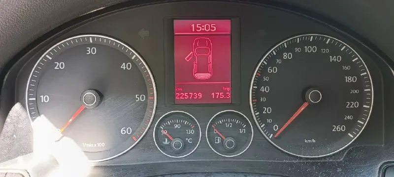 Продам машину volkswagen golf 5, год 2008, объём двигателя 1.9 дизель. мкпп 5 ступеней. машина в хорошем состоянии. пробег 225000, один владелец. птс оригинал. комплектация united. родные сиденья под чехлами, двухзонный климат контроль, подогрев передних сидений, омыватель передних фар, корректор фар, круиз контроль, регулировка и обогрев зеркал, электро усилитель руля, мультируль, регулировка руля во вылету и высоте, 4 эсп с доводчиками, задние парктроники, авs, esp. заменено на новое оригинальное сцепление с двух массовым маховиком, новые пороги. все жидкости заменены. замена масла каждые 7000 км. есть нюанс: маленькая вмятина на левом крыле, в остальном кузов в нормальном состоянии, есть жизненные косячки по лкп в силу своего возраста. авто на полном ходу. осмотр в г. харцызске. цена 580 000 руб. , разумный торг. телефон +79493596895 📞 звоните: +7(949)3596895 - фотография - 6