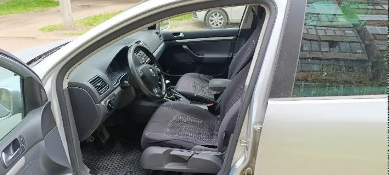Продам машину volkswagen golf 5, год 2008, объём двигателя 1.9 дизель. мкпп 5 ступеней. машина в хорошем состоянии. пробег 225000, один владелец. птс оригинал. комплектация united. родные сиденья под чехлами, двухзонный климат контроль, подогрев передних сидений, омыватель передних фар, корректор фар, круиз контроль, регулировка и обогрев зеркал, электро усилитель руля, мультируль, регулировка руля во вылету и высоте, 4 эсп с доводчиками, задние парктроники, авs, esp. заменено на новое оригинальное сцепление с двух массовым маховиком, новые пороги. все жидкости заменены. замена масла каждые 7000 км. есть нюанс: маленькая вмятина на левом крыле, в остальном кузов в нормальном состоянии, есть жизненные косячки по лкп в силу своего возраста. авто на полном ходу. осмотр в г. харцызске. цена 580 000 руб. , разумный торг. телефон +79493596895 📞 звоните: +7(949)3596895 - фотография - 7