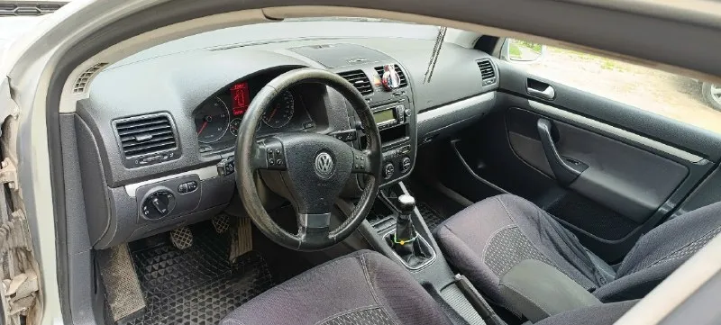 Продам машину volkswagen golf 5, год 2008, объём двигателя 1.9 дизель. мкпп 5 ступеней. машина в хорошем состоянии. пробег 225000, один владелец. птс оригинал. комплектация united. родные сиденья под чехлами, двухзонный климат контроль, подогрев передних сидений, омыватель передних фар, корректор фар, круиз контроль, регулировка и обогрев зеркал, электро усилитель руля, мультируль, регулировка руля во вылету и высоте, 4 эсп с доводчиками, задние парктроники, авs, esp. заменено на новое оригинальное сцепление с двух массовым маховиком, новые пороги. все жидкости заменены. замена масла каждые 7000 км. есть нюанс: маленькая вмятина на левом крыле, в остальном кузов в нормальном состоянии, есть жизненные косячки по лкп в силу своего возраста. авто на полном ходу. осмотр в г. харцызске. цена 580 000 руб. , разумный торг. телефон +79493596895 📞 звоните: +7(949)3596895 - фотография - 8