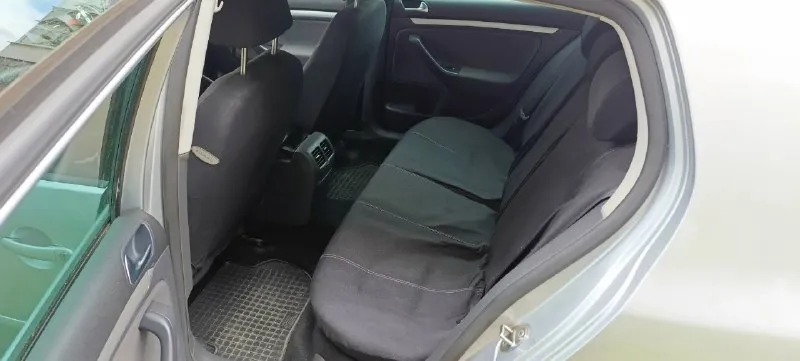Продам машину volkswagen golf 5, год 2008, объём двигателя 1.9 дизель. мкпп 5 ступеней. машина в хорошем состоянии. пробег 225000, один владелец. птс оригинал. комплектация united. родные сиденья под чехлами, двухзонный климат контроль, подогрев передних сидений, омыватель передних фар, корректор фар, круиз контроль, регулировка и обогрев зеркал, электро усилитель руля, мультируль, регулировка руля во вылету и высоте, 4 эсп с доводчиками, задние парктроники, авs, esp. заменено на новое оригинальное сцепление с двух массовым маховиком, новые пороги. все жидкости заменены. замена масла каждые 7000 км. есть нюанс: маленькая вмятина на левом крыле, в остальном кузов в нормальном состоянии, есть жизненные косячки по лкп в силу своего возраста. авто на полном ходу. осмотр в г. харцызске. цена 580 000 руб. , разумный торг. телефон +79493596895 📞 звоните: +7(949)3596895 - фотография - 9