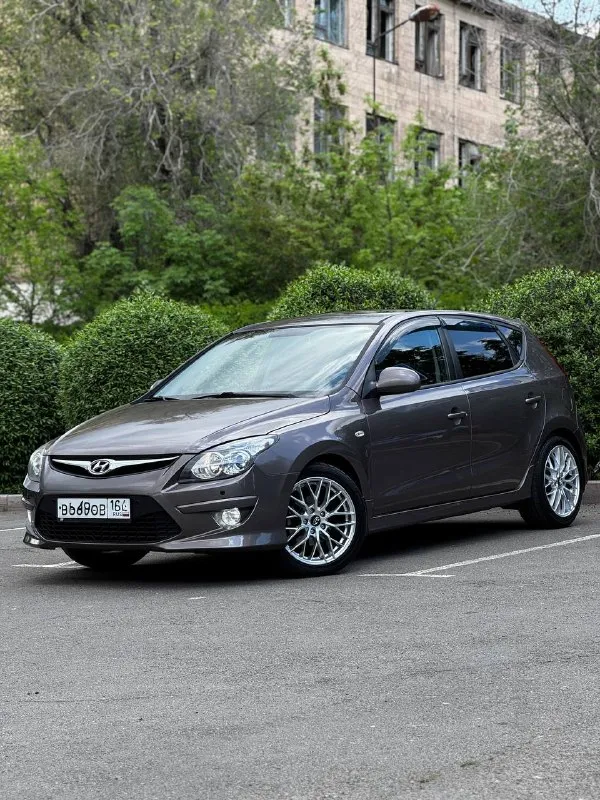 Hyundai i 30 1.6 акпп 2011 г. в. авто в идеальном состоянии с родным пробегом подтвержденным автотекой, надежным мотором и классическим автоматом!!! салон как у нового авто!!! в хорошей комплектации!!! -полный элетктропакект -кондиционер -мультимедиа 6 динамиков aux/bt -серво/мультируль -обогрев передних сидений -сигнализация -парктроники -видеорегистратор -камера заднего вида по авто сделано большое то замена всех масел и фильтров коробки и двигателя!! перебрана абсолютно вся ходовая часть, включая амортизаторы (sachs) пружины, рулевые тяги, шаровые, опоры/подшипники, короче всё до каждого болтика!!!!новый акб установлены красивые легкосплавные диски r17 с новой летней резиной!! пробег 183 тыс. км стоимость 785 тыс. руб. звоните +79495082418(мах) тг вотсап +79493811593 - фотография - 2