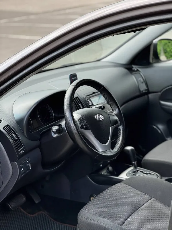 Hyundai i 30 1.6 акпп 2011 г. в. авто в идеальном состоянии с родным пробегом подтвержденным автотекой, надежным мотором и классическим автоматом!!! салон как у нового авто!!! в хорошей комплектации!!! -полный элетктропакект -кондиционер -мультимедиа 6 динамиков aux/bt -серво/мультируль -обогрев передних сидений -сигнализация -парктроники -видеорегистратор -камера заднего вида по авто сделано большое то замена всех масел и фильтров коробки и двигателя!! перебрана абсолютно вся ходовая часть, включая амортизаторы (sachs) пружины, рулевые тяги, шаровые, опоры/подшипники, короче всё до каждого болтика!!!!новый акб установлены красивые легкосплавные диски r17 с новой летней резиной!! пробег 183 тыс. км стоимость 785 тыс. руб. звоните +79495082418(мах) тг вотсап +79493811593 - фотография - 7