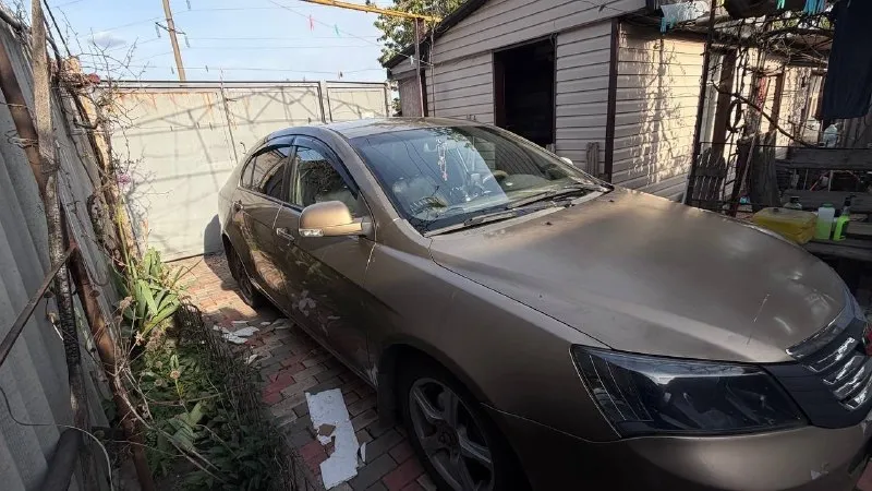 Продается geely emgrand 2011 года 1.8 мт 380.000 рублей 302.000 пробег владею почти год, я 3-ий хозяин, машина хорошая, просторная, на трассе держит отлично, но машиной нужно заниматься, а времени и средств на данный момент нет по этому и цена ниже рыночной, стоит 4 поколения и вписан в птс, поменяна выхлопная система, поменяны лямдазонты, в придачу отдам новый тормозные диски, колодки, бронепровода, катушки зажигания, упаковка моторного масла, ароматизаторы, фильтра на газ и на бензин, также воздушный фильтр, салонный фильтр и масленый фильтр, есть масложор и подтраивает, торг уместен александр +7(949)593-32-44 📞 звоните: +7(949)5933244 - фотография - 1