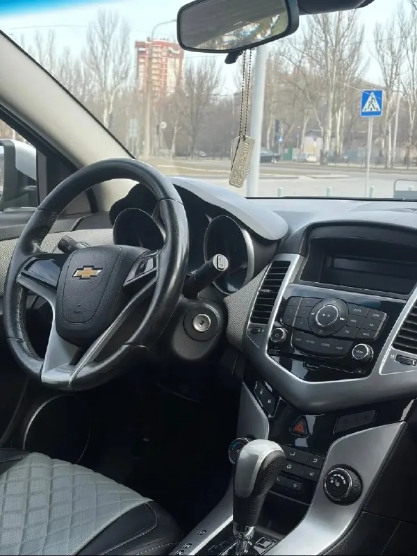 Chevrolet cruze
Год выпуска: 2012
Двигатель:1.8л. (141л. С)
Коробка автомат
Пробег 159 000
Цена 690 000

Комплектация:
4 Эл. Стеклоподъемника, abs,
Кондиционер
Корректор фар, мультируль,
Обогрев зеркал и заднего стекла,
Подогрев сидений,
Электропривод зеркал

Автомобиль в хорошем внешнем и техническом состоянии. Каких-лиюо вложений не требует. Двигатель без нареканий, работает ровно, масло не расходует, едет бодро. Была произведена замена комплекта грм с фазорегуляторами. Акпп также в хорошем состоянии, передачи переключает четко, без затупов и рывков. Ходовая часть автомобиля обслужена, посторонние звуки отсутствуют. Все работает без нареканий. Являюсь собственником транспортного средства.

Осмотр: г. Донецк
Телефон: +7 (949) 429-59-49 - фотография - 6