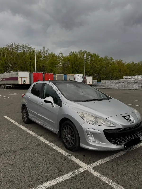 Продам peugeot 308 1.6 203.000 родного пробега полная комплектация: климат контроль, подогрев передних сидений, эл. складывание боковых зеркал, 4 эл. стеклоподъемника, омывай-ка фар, заводской кожаный салон, панорамная крыша, кондиционер заправлен. осмотр г. макеевка цена: 600 000р +79493778536 (виталий) + 79494389902 (анна) - фотография - 2