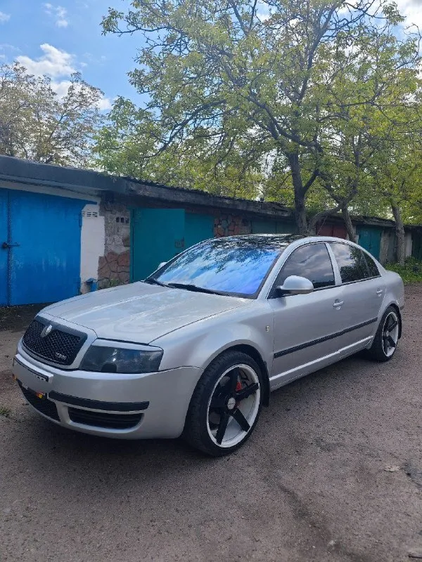 Продам skoda superb 2006 года выпуска. пробег: 250 тысяч. 1 8 t. установлен газ пропан. размер колес: r 19 стоит хорошая музыка. автомобиль ездит каждый день, по технической части все исправно. двигатель масло не берет, не дымит. сидения стоят с volkswagen cc. цена: 750 тысяч. максим. +79494316045 макеевка 📲 tg: @wixizez 📞 звоните: +7(949)4316045 - фотография - 1