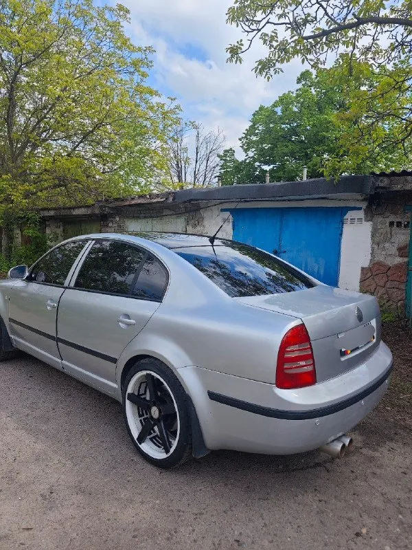 Продам skoda superb 2006 года выпуска. пробег: 250 тысяч. 1 8 t. установлен газ пропан. размер колес: r 19 стоит хорошая музыка. автомобиль ездит каждый день, по технической части все исправно. двигатель масло не берет, не дымит. сидения стоят с volkswagen cc. цена: 750 тысяч. максим. +79494316045 макеевка 📲 tg: @wixizez 📞 звоните: +7(949)4316045 - фотография - 2