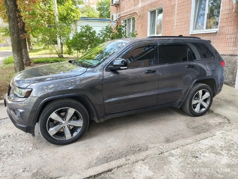 Заголовок: jeep grand cherokee, 2015, 3.6 л, полный привод, 160 000 км текст: продаю jeep grand cherokee wk2 в проверенной связке: атмосферный v6 3.6 pentastar (286 л. с.) + надёжный автомат zf на 8 ступеней. автомобиль эксплуатировался бережно, все узлы обслуживались по регламенту. основное: ✓ 2015 год выпуска ✓ двигатель: 3.6 бензин (цепной, без турбин) ✓ привод: постоянный полный (quadra-trac ii) ✓ пробег: 160 000 с небольшим км (реальный, подтверждён) ✓ птс оригинал, юридическая чистота оснащение: — кожаный салон, подогрев и вентиляция передних сидений — панорамная крыша — мультимедиа с большим экраном, камера заднего вида — климат-контроль, круиз-контроль, датчики парковки техническое состояние: машина полностью обслужена и готова к ежедневной эксплуатации. по двигателю, коробке и подвеске вопросов нет. резина с хорошим остатком. пройденное то, замены масел и расходников — всё по графику. цена: 2 750 000 ₽ возможен небольшой торг при личном осмотре и серьёзном подходе 📞 звоните: +7(949)5018787 - фотография - 1