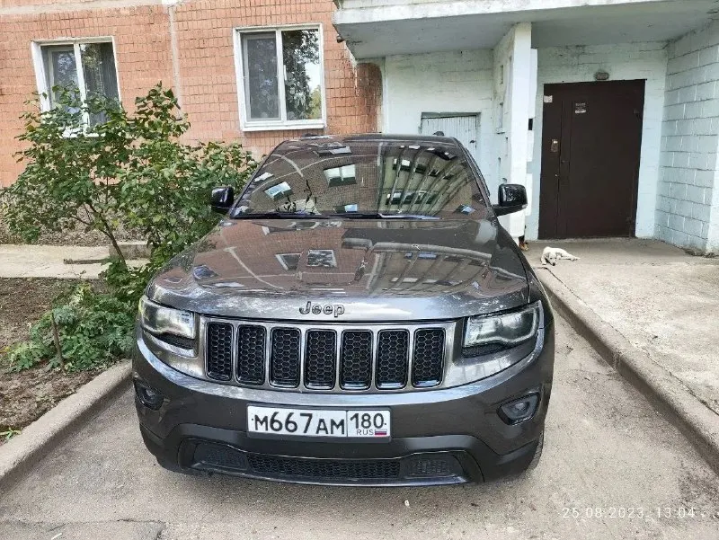 Заголовок: jeep grand cherokee, 2015, 3.6 л, полный привод, 160 000 км текст: продаю jeep grand cherokee wk2 в проверенной связке: атмосферный v6 3.6 pentastar (286 л. с.) + надёжный автомат zf на 8 ступеней. автомобиль эксплуатировался бережно, все узлы обслуживались по регламенту. основное: ✓ 2015 год выпуска ✓ двигатель: 3.6 бензин (цепной, без турбин) ✓ привод: постоянный полный (quadra-trac ii) ✓ пробег: 160 000 с небольшим км (реальный, подтверждён) ✓ птс оригинал, юридическая чистота оснащение: — кожаный салон, подогрев и вентиляция передних сидений — панорамная крыша — мультимедиа с большим экраном, камера заднего вида — климат-контроль, круиз-контроль, датчики парковки техническое состояние: машина полностью обслужена и готова к ежедневной эксплуатации. по двигателю, коробке и подвеске вопросов нет. резина с хорошим остатком. пройденное то, замены масел и расходников — всё по графику. цена: 2 750 000 ₽ возможен небольшой торг при личном осмотре и серьёзном подходе 📞 звоните: +7(949)5018787 - фотография - 2