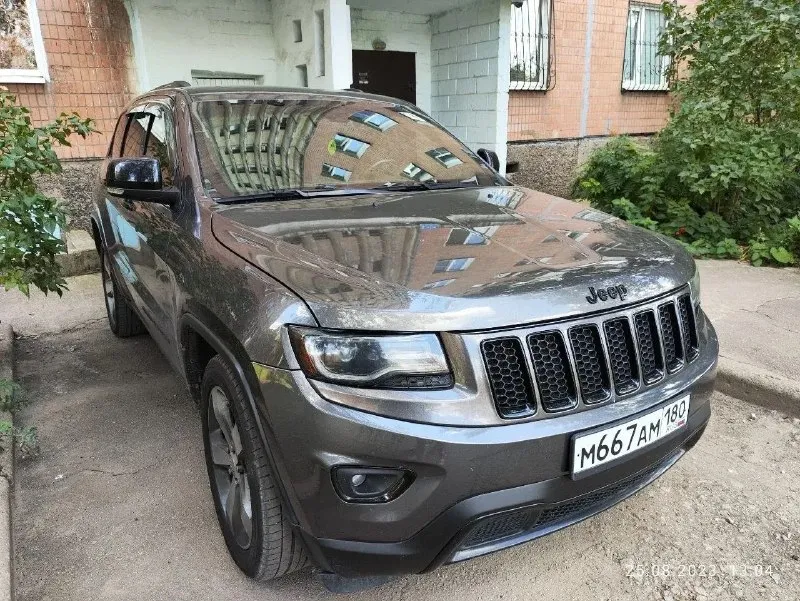 Заголовок: jeep grand cherokee, 2015, 3.6 л, полный привод, 160 000 км текст: продаю jeep grand cherokee wk2 в проверенной связке: атмосферный v6 3.6 pentastar (286 л. с.) + надёжный автомат zf на 8 ступеней. автомобиль эксплуатировался бережно, все узлы обслуживались по регламенту. основное: ✓ 2015 год выпуска ✓ двигатель: 3.6 бензин (цепной, без турбин) ✓ привод: постоянный полный (quadra-trac ii) ✓ пробег: 160 000 с небольшим км (реальный, подтверждён) ✓ птс оригинал, юридическая чистота оснащение: — кожаный салон, подогрев и вентиляция передних сидений — панорамная крыша — мультимедиа с большим экраном, камера заднего вида — климат-контроль, круиз-контроль, датчики парковки техническое состояние: машина полностью обслужена и готова к ежедневной эксплуатации. по двигателю, коробке и подвеске вопросов нет. резина с хорошим остатком. пройденное то, замены масел и расходников — всё по графику. цена: 2 750 000 ₽ возможен небольшой торг при личном осмотре и серьёзном подходе 📞 звоните: +7(949)5018787 - фотография - 3