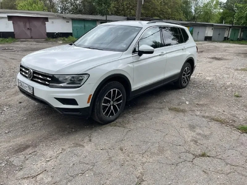 Продам volkswagen tiguan 2021, от собственника 2.0 tsi (бензин), 117 000 родного пробега, полный привод. цена: 2 850 000 торг · год: 2021 · мотор: 2.0 бензин · привод: полный · кпп: автомат · состояние: без дтп, оригинальная краска подвеска не гремит. комфорт и опции : · светодиодные фары · двухзонный климат-контроль · электрорегулировки сидений · подогрев сидений передних · камеры 360° / парктроники · беспроводные carplay и android auto · бесключевой доступ по истории и обслуживанию: · два ключа, птс оригинал · то проводило вовремя · салон чистый, без запахов, не курил · шины: лето почему мой вариант: автомобиль в родной заводской краске, по кузову вопросов нет. двигатель работает тихо, коробка переключается плавно. подвеска на 2021 год собрана — ничего не стучит. полный привод подключается мгновенно, на снег/грязь реагирует отлично. показ в городе макеевка. смотрите в любое время звоните +79493178606 📞 звоните: +7(949)3178606 - фотография - 1