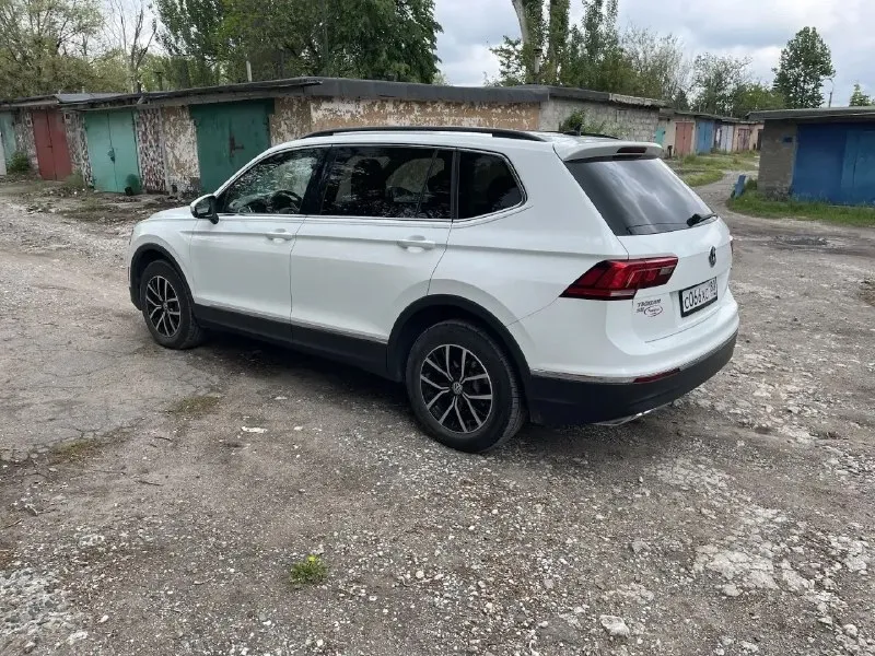 Продам volkswagen tiguan 2021, от собственника 2.0 tsi (бензин), 117 000 родного пробега, полный привод. цена: 2 850 000 торг · год: 2021 · мотор: 2.0 бензин · привод: полный · кпп: автомат · состояние: без дтп, оригинальная краска подвеска не гремит. комфорт и опции : · светодиодные фары · двухзонный климат-контроль · электрорегулировки сидений · подогрев сидений передних · камеры 360° / парктроники · беспроводные carplay и android auto · бесключевой доступ по истории и обслуживанию: · два ключа, птс оригинал · то проводило вовремя · салон чистый, без запахов, не курил · шины: лето почему мой вариант: автомобиль в родной заводской краске, по кузову вопросов нет. двигатель работает тихо, коробка переключается плавно. подвеска на 2021 год собрана — ничего не стучит. полный привод подключается мгновенно, на снег/грязь реагирует отлично. показ в городе макеевка. смотрите в любое время звоните +79493178606 📞 звоните: +7(949)3178606 - фотография - 2