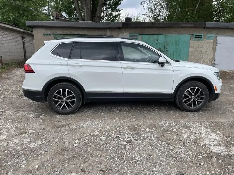 Продам volkswagen tiguan 2021, от собственника 2.0 tsi (бензин), 117 000 родного пробега, полный привод. цена: 2 850 000 торг · год: 2021 · мотор: 2.0 бензин · привод: полный · кпп: автомат · состояние: без дтп, оригинальная краска подвеска не гремит. комфорт и опции : · светодиодные фары · двухзонный климат-контроль · электрорегулировки сидений · подогрев сидений передних · камеры 360° / парктроники · беспроводные carplay и android auto · бесключевой доступ по истории и обслуживанию: · два ключа, птс оригинал · то проводило вовремя · салон чистый, без запахов, не курил · шины: лето почему мой вариант: автомобиль в родной заводской краске, по кузову вопросов нет. двигатель работает тихо, коробка переключается плавно. подвеска на 2021 год собрана — ничего не стучит. полный привод подключается мгновенно, на снег/грязь реагирует отлично. показ в городе макеевка. смотрите в любое время звоните +79493178606 📞 звоните: +7(949)3178606 - фотография - 3
