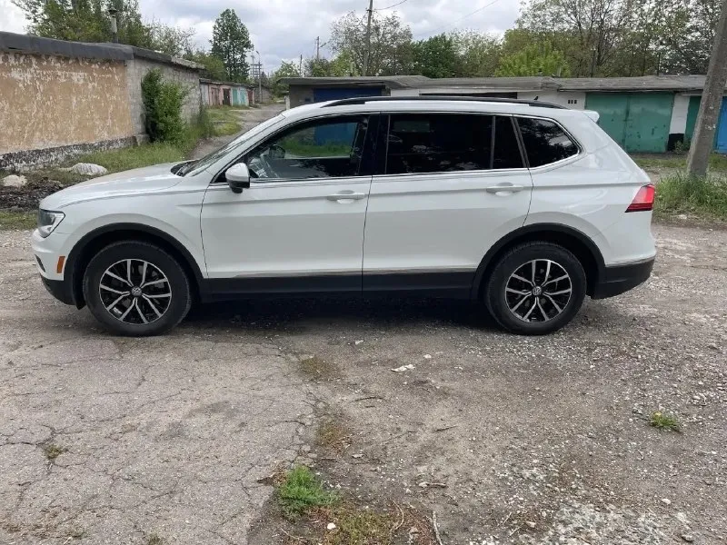Продам volkswagen tiguan 2021, от собственника 2.0 tsi (бензин), 117 000 родного пробега, полный привод. цена: 2 850 000 торг · год: 2021 · мотор: 2.0 бензин · привод: полный · кпп: автомат · состояние: без дтп, оригинальная краска подвеска не гремит. комфорт и опции : · светодиодные фары · двухзонный климат-контроль · электрорегулировки сидений · подогрев сидений передних · камеры 360° / парктроники · беспроводные carplay и android auto · бесключевой доступ по истории и обслуживанию: · два ключа, птс оригинал · то проводило вовремя · салон чистый, без запахов, не курил · шины: лето почему мой вариант: автомобиль в родной заводской краске, по кузову вопросов нет. двигатель работает тихо, коробка переключается плавно. подвеска на 2021 год собрана — ничего не стучит. полный привод подключается мгновенно, на снег/грязь реагирует отлично. показ в городе макеевка. смотрите в любое время звоните +79493178606 📞 звоните: +7(949)3178606 - фотография - 4